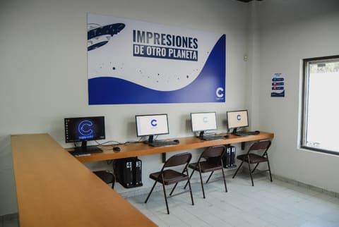 Área de computadoras para clientes en la sucursal Copyworld